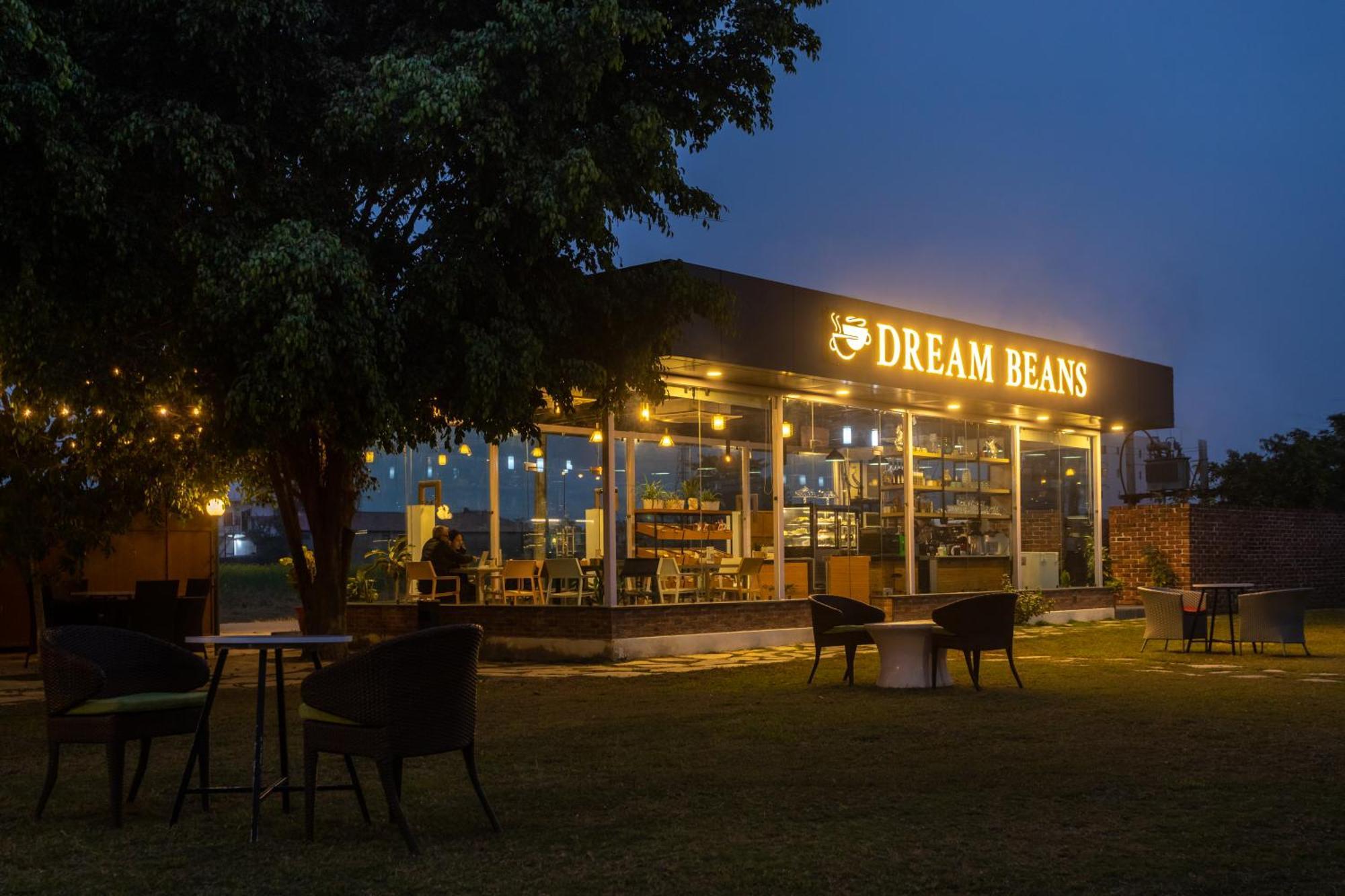 Dreamland Gold Resort & Hotel Bhairāhawā Exterior foto